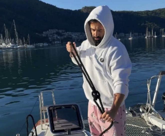 <em>"Babam iin bir yelkenli almtm. Ona kullanmak nasip olmad ve bana kald. Daha sonra kaptan olmaya karar verdim, eitim aldm. Bu yelkenli kendi halinde kk bir ev gibi... Orada yayorum. Babam sayesinde o sakinliin tadn karyorum, ok gzel besteler yapyorum. Amatr bir kaptanm ama profesyonellie doru elimden gelen her eyi yapacam."</em>