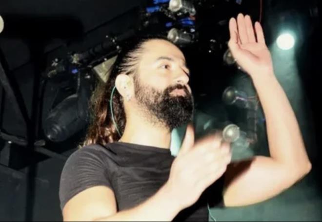 <div class="content-text"><h3>KORAY AVCI KMDR?</h3>  <p>Koray Avc,&nbsp;1 Ocak 1990'da Ankara'da domu, aslen Erzincan'n Tercan ilesinden bir sanatdr. ocukluundan itibaren resim ve mzie ilgi duyan Avc, mzik kariyerine Ankara sokaklarnda ark syleyerek balamtr.&nbsp;</p>          </div>          <div class="bar"></div>