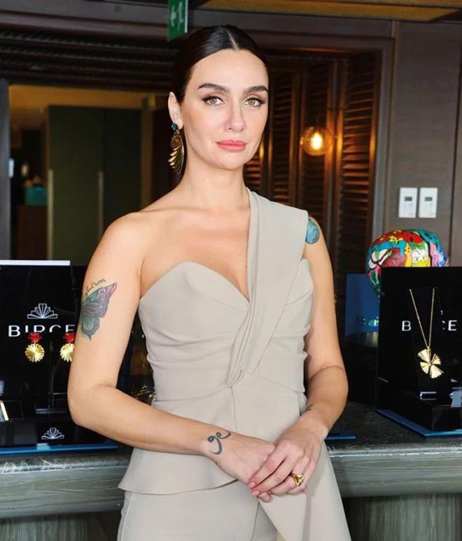 nl oyuncu&nbsp;Birce Akalay, stanbul'da gerekletirilen trafik uygulamasnda polis ekipleri tarafndan durduruldu.