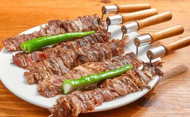 <p><span><strong>BR TRK LEZZET DAHA LK 10'DA!</strong></span></p>    <p><strong>Listeye ilk 10'dan giri yapan ikinci Trk lezzeti ise 4.60 puanla 'Ca Kebab' oldu. Erzurum'un mehur lezzeti, 'Dnyann en iyi 100 yemei' listesinde 9'uncu srada yer ald.</strong></p>