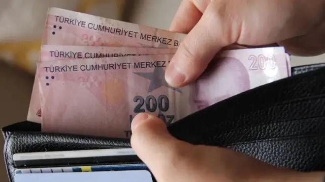 Emniyet Genel Mdrl (EGM) personeline denecek 100 bin TL'lik maa promosyonu, Trkiye  Bankas ile yaplan yeni anlamann ardndan gndemdeki scakln koruyor. Merkez ve tara tekilatlarnda grev yapan polisler, demelerin hangi tarihte hesaplara aktarlacan merak ediyor. Promosyonun tek seferde yatrlaca belirtilirken, "EGM maa promosyonu ne zaman yatacak?" sorusu youn ekilde aratrlyor. te son gelimeler