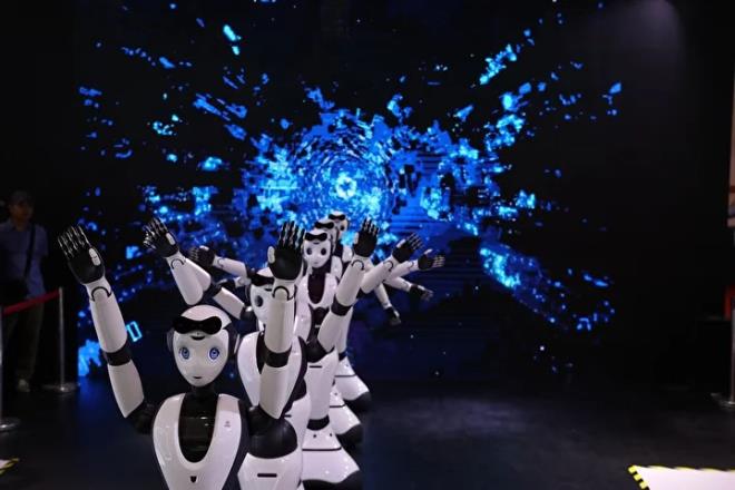 <p><strong>'YOKSULLUU ORTADAN KALDIRACAK'</strong></p><p><br></p><p>nsans robotlarn byk bir endstri olacan vurgulayan Musk, "Yapay zeka ve insans robotlar yoksulluu ortadan kaldracak." dedi.</p>