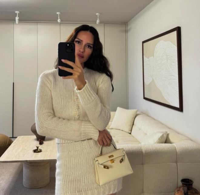 VLLASININ KRASI AIZLARI AIK BIRAKTI<br>    zzet zilhan; Yasemin Ergene ve kzlar iin aylk kiras 20 bin dolar olan Beykoz?daki villann kirasn demesiyle dikkat ekti. Ayrca Ergene'nin tm masraflar da iddialara gre eski e tarafndan karlanyor.