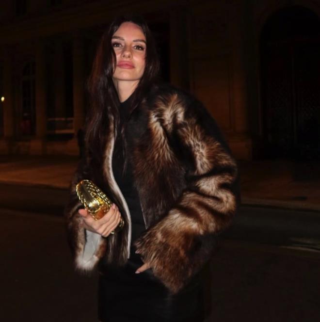 Oyuncu Yasemin Ergene, getiimiz aylarda i insan zzet zilhan ile 14 yllk evliliklerini bitirmiti. nl oyuncu Ergene, boanmann ardndan her yaptyla dikkatleri zerine ekiyor ve gndemden dmyor. Doktorlar dizisinden sonra ekrana ara veren Yasemin Ergene'ye boanma sonras dizi teklifleri yayor. Blm bana teklif edilen cret dudak uuklatt. Villasnn kiras ise...