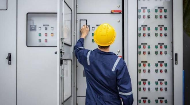 <p><span><strong>ELEKTRK TEKNSYEN</strong></span></p>    <p><strong>Elektrik sistemleri ile ekipmanlarn arza tespitini yapmak ve elektrik donanmlarnn kontrol, bakm veya onarmn salamaktan sorumlu olan elektrik teknisyenleri, geni grev yelpazesiyle 2026'nn mesleklerinden biri.</strong></p>