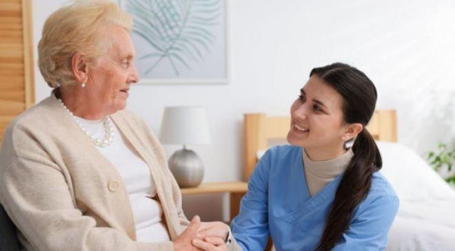 <p><span style="color:#FF0000"><strong>EVDE SALIK VE KSEL BAKIM ASSTANLARI</strong></span></p>    <p><strong>Dnya nfusunun yalanmasyla birlikte evde bakm hizmetlerine olan talep art gsteriyor. Evde salk ve kiisel bakm asistanlar, evlerde, huzurevlerinde ya da bakm merkezlerinde temel salk kontrollerini ve ila dzenini takip ediyor.</strong></p>