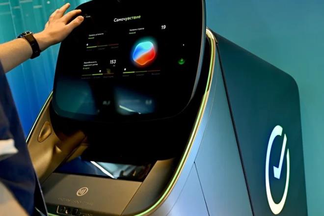 <p>usya Devlet Bakan Vladimir Putin'in forumda verdii mesajlar da lkedeki yeni stratejik dneme iaret ederken, Rus irketleri yaptrmlar nda yerli zmlere odaklanmaya alyor.</p><p><br></p><p>ABD ve in'in domine ettii kresel yapay zeka yarnda var olmay "egemenlik meselesi" eklinde tanmlayan Rusya, zellikle Sber ve Yandex gibi irketlerin nclnde fiziksel yapay zeka ve retken modeller zerine younlayor.</p>