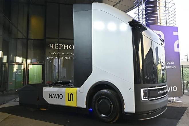 <h2>Savunma sanayisinde "akll dnm"</h2><p><br></p><p>Yapay zeka teknolojileri, Ukrayna savann devam ettii bir dnemde Rusya'nn savunma sanayisi iin de kritik nem tayor.</p><p><br></p><p>Ukrayna'daki atmalarn da etkisiyle Rus savunma sanayisi insansz hava aralarnn (HA) otonomisini artrmaya ynelik projelere arlk veriyor.</p><p><br></p><p>Uzmanlar, elektronik harp sistemleri ve hedef tanmlama srelerinde yapay zeka destekli yazlmlarn daha fazla kullanldn belirtirken, zellikle "sr HA" teknolojileri ve pilotlar iin yapay zeka yardmclar, Rus ordusunun modernizasyon planlarndaki ncelikli balklar arasnda yer alyor. </p>