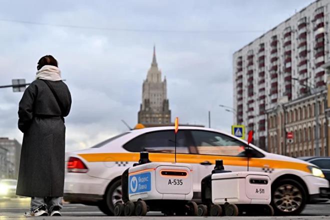 <h2>Sber'den "Fiziksel Yapay Zeka" adm</h2><p><br></p><p>Sber'in tantt insans robot "Green", son dnemin teknoloji alannda en ok ilgilenilen gelimelerinden birisi olarak dikkati ekti.</p><p><br></p><p>Sber st Yneticisi (CEO) German Gref tarafndan tantlan "Green", Rus mhendislerin "fiziksel yapay zeka" vizyonunun somut bir rnei eklinde tanmlanyor.</p><p><br></p><p>Sahnede yapt konumalar ve danslarla kabiliyetlerini sergileyen "Green", nceden programlanm hareketlerin yan sra, Sber'in gelitirdii yapay zeka modeli GigaChat sayesinde evresini alglayp etkileime girebiliyor.</p><p><br></p><p>Uzmanlar, "Green"in gelecekte endstriyel retimden kiisel asistanla kadar geni bir yelpazede kullanlabileceini belirtiyor. </p>