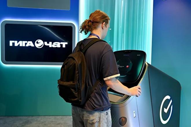 <h2>Yaptrmlarn Glgesinde Donanm Sorunu</h2><p><br></p><p>te yandan, uzmanlar, Rusya'nn yazlm ve algoritma konularndaki sz konusu atlmlarna ramen, donanm tarafnda ciddi zorluklar yaadna iaret ediyor.</p><p><br></p><p>ABD ve Avrupa Birlii'nin (AB) uygulad yaptrmlar nedeniyle Nvidia gibi irketlerin rettii yksek performansl GPU'lara (grafik ilemci birimleri) eriimi kstlanan Rusya, bu a kapatmak iin in ile ibirliini derinletirmeye ve "paralel ithalat" yntemlerini kullanmaya alyor.</p><p><br></p><p>Donanm konusunda yaad darboazn, Rusya'nn yerli yapay zeka projelerinin leklenmesini zorlatrdn vurgulayan uzmanlar, Elbrus ve Baykal gibi yerli ilemci gelitirme abalarnn yetersiz kaldn dile getiriyor. </p>