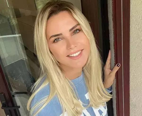 <strong>Ece Erken'in yapt bu aklama</strong>, sosyal medyada ksa srede geni yank uyandrrken, kullanclar nl sunucunun <strong>tedavi iin bavurduu di hekiminin kim olduunu merak etmeye balad</strong>.