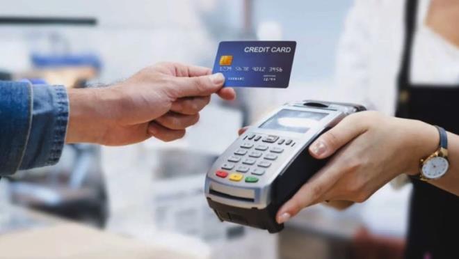 <p><strong>UZMANLARDAN GVENLK TAVSYELER</strong></p>  <p>Uluslararas gvenlik ekipleri vatandalara u nerileri sralyor:<br>- POS ekrann mutlaka grn ve tutar kontrol edin.<br>- "lem baarsz", "Tutar deiti", "Onay bekliyor", "Tekrar deneyin" gibi uyarlar karsa ilemi durdurun.<br>- RFID korumal czdan kullann.<br>- Banka uygulamasndan anlk ilem bildirimi an.<br>- Temassz deme limitini drn veya tamamen kapatn.</p>