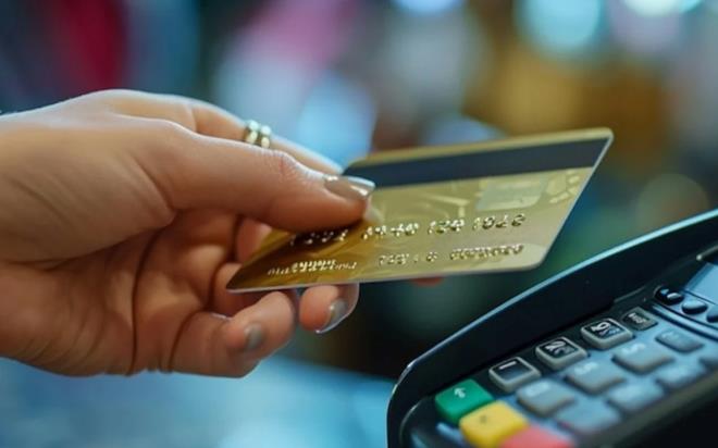 Dolandrclar son zamanlarda her trl yolu deniyor. zellikle banka ve kredi kartlarnn kullanmnn youn olduu bu dnemler, dolandrclara frsat veriyor. Uzmanlar, kredi kartlaryla yaplan temassz deme srasnda POS ekrannda grlen baz uyarlarn dolandrclk giriimlerinin ilk iareti olabileceine dikkat ekti ve bu konuda insanlar uyard. deme yaparken bu uyarlar grrseniz, demeyi derhal durdurun.