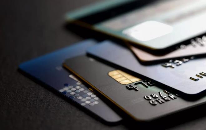 Son zamanlarda dolandrclar birok farkl yntemle insanlar vurguna uratyor. Telefon dolandrclar, ATM dolandrclar, internet ortamndaki dolandrclar derken imdi de bir yenisi kt. Kartla demenin giderek younlat ve hemen hemen herkesin pratik deme yntemi olarak kulland bugnlerde bir yeni tehlike daha kapda! POS cihaznda deme yaparken yaanabilecek dolandrclklara kar uzmanlardan ciddi uyar geldi.