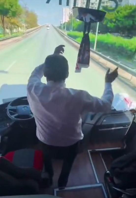 <strong>Grntlere tepki ve inceleme balatld</strong><br>  Sosyal medyada hzla yaylan grntler, baz kullanclarn tepkisini ekti. ofrn koltuuna dnp arac srmeye devam ettii anlar da dikkat ekerken, olayla ilgili inceleme balatld bildirildi.