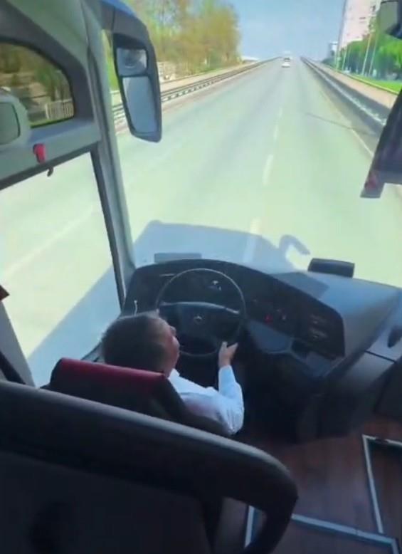 <strong>Taraftarlar alklarla tempo tuttu</strong><br>  Otobs iinde yksek tempolu tezahratlarn yapld anlarda, ofrn hareketine taraftarlarn alklarla elik ettii grld. Elenceli atmosfere ramen, yolculuk srasnda bu davran gvenlik asndan tartma yaratt.