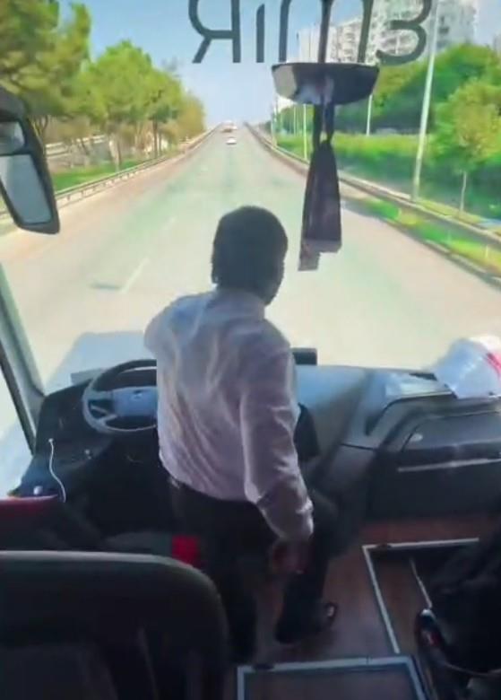 <strong>ofr koltuundan kalkp taraftarlarla oynad</strong><br>  Konyaspor-Antalyaspor deplasmanna giden taraftarlar tayan otobsn ofr, koltuundan kalkarak taraftar grubuyla birlikte oynad. O anlar cep telefonuyla kaydeden taraftarlar grntleri sosyal medyada paylat.