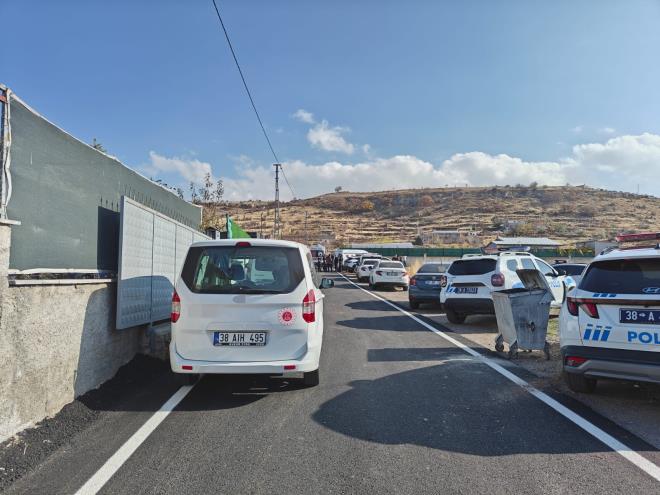 <strong>Polis Olayla lgili nceleme Yapyor</strong><br>  Kadnn cenazesi morga kaldrld, olayla ilgili geni apl soruturma balatld