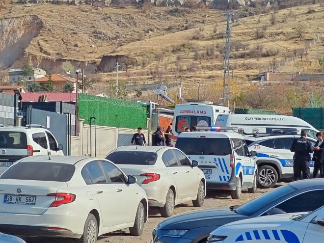 <strong>Zanl Kendini Vurarak ntihar Etti</strong><br>  Kaynanasn vurduktan sonra S.U. ayn silahla kendine ate etti, ar yaraland.