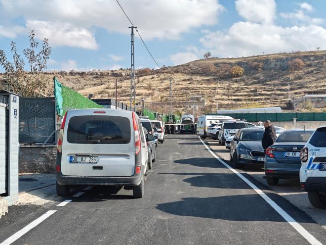 <strong>Melikgazi Demokrasi Mahallesi'nde ok Olay</strong><br>  Kayseri'nin Melikgazi ilesi Demokrasi Mahallesi 2246. Sokak'ta meydana gelen olayda, miras nedeniyle kan tartma kanl sona vard.