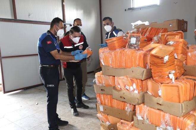 <strong>Kt kokularn peine dld</strong><br>  amky Mahallesi'nde srekli kapal tutulan ve evreye kt kokular yayan bir i yeri, zabtann dikkatini ekti.  yerinin ak olduu bir anda ekipler harekete geti.