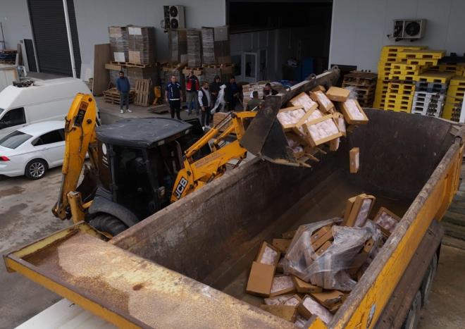 <strong>Zabta Mdr: "Msamaha gstermeyeceiz"</strong><br>  Zabta Mdr Kaan Aydn, denetimlerin ardndan yapt aklamada, halk saln tehlikeye atan iletmelere asla izin vermeyeceklerini belirtti. Aydn, "rnlerin tamamn imha ettik, iki i yerini mhrledik, cezai ilemler uyguladk. Denetimlerimiz aralksz srecek." dedi.