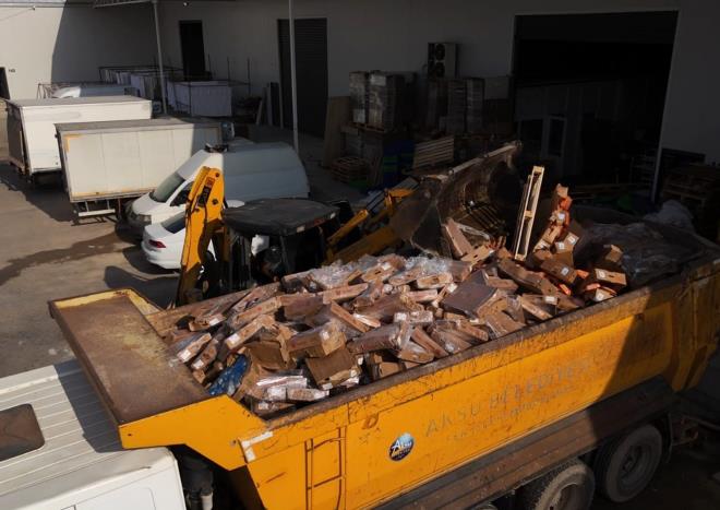 <strong>Zabta ekiplerinden geni apl denetim</strong><br>  Aksu Belediyesi zabta ekipleri, halk saln korumaya ynelik denetimlerini srdrd. Ekipler, biri ahs iletmesi dieri bir firmaya ait olmak zere toplam 4 souk hava deposunu kontrol altna ald.