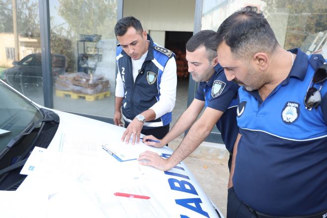 <strong>Tarihi gemi tavuk rnleri bulundu</strong><br>  Yaplan incelemede, ieride yaklak 800 kilo tarihi gemi tavuk eti, but, talk ve eitli tavuk rnleri bulundu. rnlerin bir ksmnn yeniden paketlenerek sata sunulmak zere hazrland belirlendi.