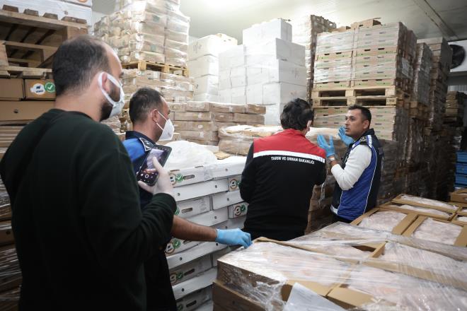 <strong>Belgesiz ve ruhsatsz faaliyet ortaya kt</strong><br>  Denetimlerde, firmaya ait depolarda bulunan rnlerin hibir belgesinin, retim bilgisinin ya da son kullanma tarihinin bulunmad belirlendi. Her iki iletmenin de ruhsatsz olduu tespit edildi.