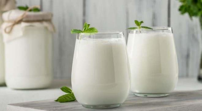 <strong>Trk mutfann vazgeilmez lezzetlerinden 'ayran', neredeyse tm yemeklerin en sevilen elikisi. Tansiyonu dengeleyen, yaz aylarnda scaklara kar ferahlatc bir etki sunan ve diyet listelerinin olmazsa olmaz haline gelen ayran yalnzca lezzeti deil faydalaryla da yldz gibi parlyor.</strong>