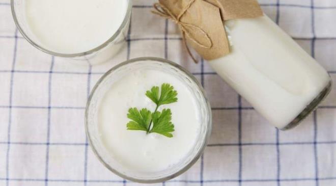 <strong>Sindirim sisteminin desteklenmesine yardmc olan zerdeal ve ayran ikilisi, barsak hareketlerini dzenler ve karacier fonksiyonlarna da olumlu katkda bulunur. Metabolizma hzlandrc etkisi bulunan zerdeal, ayran ile beraber tketildiinde diyet listelerinin vazgeilmez ieei olabilir.</strong>