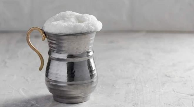 <strong>Protein, kalsiyum, magnezyum, fosfor, B vitaminleri ve probiyotikler asndan olduka zengin olan ayrana bazen farkl eklemelerde bulunuyoruz. Bu eklemeler ou zaman lezzeti artrmak iin olsa da baz doal besinler eklenerek destekleyici bir iecee dntrlebilir.</strong>