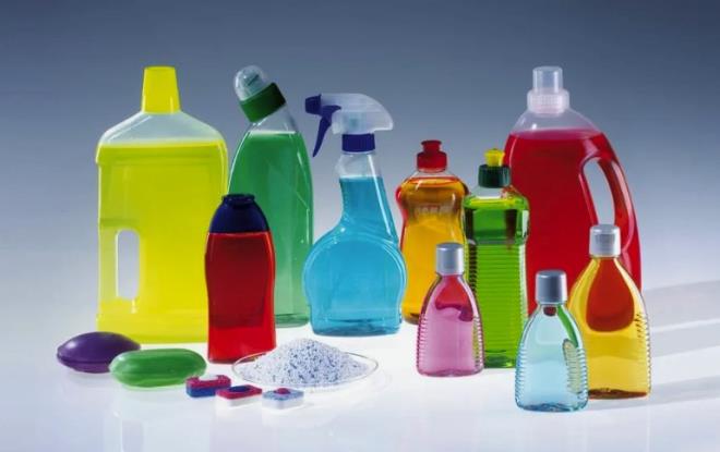 <p><strong>GVENL DETERJAN SEMENN ALTIN KURALLARI</strong></p>  <p><strong>Dr. Mller ve ECHA uzmanlar, gvenli rn seimi iin u nerileri sralyor:</strong></p>  <p>Sembol ve uyarlarn eksiksiz olup olmadn kontrol edin.</p>  <p>Orijinal, kapaksz almam rnleri tercih edin.</p>  <p>Akta satlan rnlerden uzak durun.</p>  <p>evre dostu sertifika bulunan rnleri sein.</p>  <p>Alerjen uyarlarn mutlaka okuyun.</p>  <p>Bu admlar hem sal hem evreyi koruma asndan kritik rol oynuyor.</p>