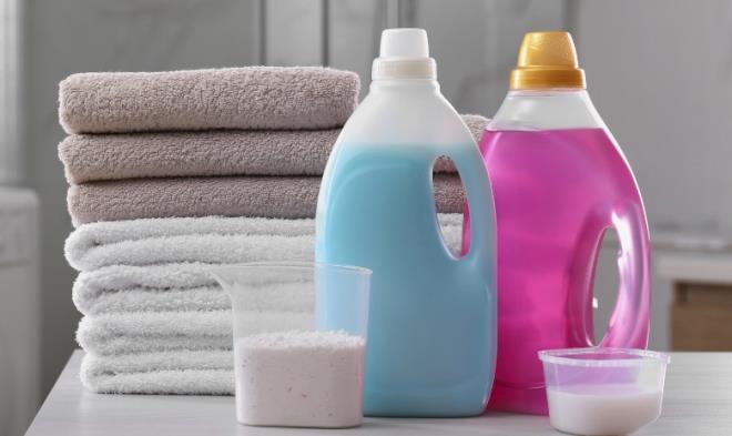 <p><strong>ETKETTE MUTLAKA BULUNMASI GEREKEN DER BLGLER&nbsp;</strong></p>  <p><strong>Semboller tek bana yeterli deildir. Deterjanlarda u bilgiler de zorunludur:</strong></p>  <p>-rnn kullanm amac</p>  <p>-Doru kullanm talimat</p>  <p>-retici/ithalat bilgisi</p>  <p>-erik listesi ve alerjen bildirimleri</p>  <p>-UFI kodu - zehirlenme durumunda formln hzla tespit edilmesini salar</p>  <p>-Parti/lot numaras</p>  <p>-ECHA raporuna gre bu bilgilerin eksik olmas, rnn gvenilir olmadn ve "yetkisiz retim" ihtimalini glendiriyor.</p>