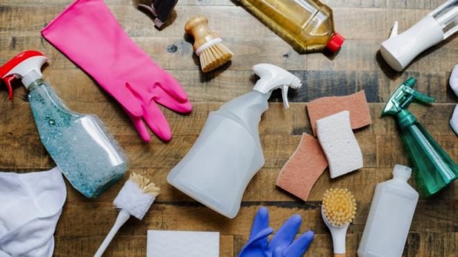 <p><strong>ETKETSZ RNLER NEDEN TEHLKEL?</strong></p>  <p><strong>ECHA uzmanlar, ak satlan veya markasz rnlerin salk asndan ciddi risk tadn belirtiyor. Bu tr rnlerde:</strong></p>  <p>-Kimyasal younluk bilinmez,</p>  <p>-Cilt ve gzde yanma riski artar,</p>  <p>-Solunduunda akcier hasar oluabilir,</p>  <p>-Evcil hayvanlar iin zehirlenme riski ykselir,</p>  <p>-Acil durumda salk ekipleri mdahale edemez; nk forml bilinmez.</p>  <p>Raporda, Avrupa'daki zehirlenme merkezlerine yaplan son bavurularda ocuk zehirlenmelerinin bir ksmnn etiketsiz temizlik rnlerinden kaynakland belirtiliyor.</p>