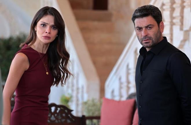 Ozan Akbaba Ekya Dnyaya Hkmdar Olmaz dizisiyle yldzn parlatt ancak seyirci onu ilk kez, Kavak Yelleri dizisindeki barmen rolyle tanmt.