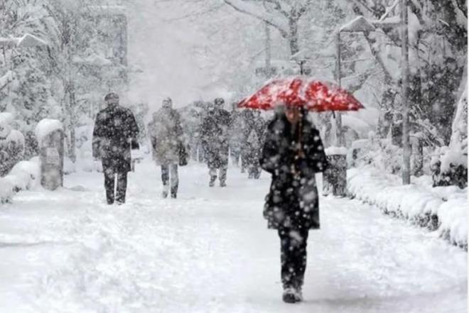 <strong>SON 10 YILIN EN SOUK KII GELYOR</strong><br>Meteoroloji uzmanlar, mevcut tahmin haritalarna gre bu kn son 10 yln en yal k mevsimi olabileceini belirtirken, 20 Aralk itibaryla aralarnda&nbsp;stanbul'un da olduu birok bykehirde beyaz rntnn hakim olmas bekleniyor.