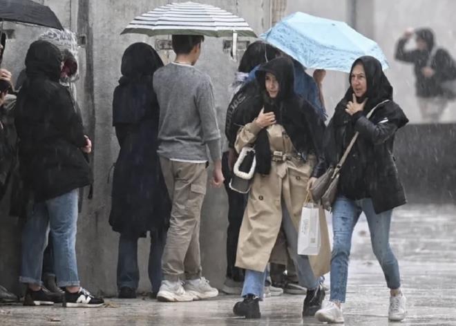 Trkiye'nin bat kesiminde ise yalarn kesintisiz olarak 4 gn devam etmesi bekleniyor. Perembe gecesi balayan saanak yalar, pazartesi sabah saatlerine kadar Marmara, Ege ve Bat Karadeniz'in btnnde aralksz olarak devam edecek.