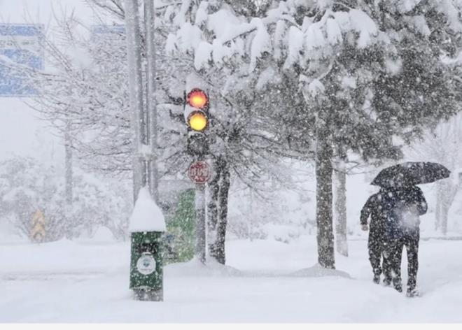 Meteoroloji Genel Mdrl 27 Kasm Perembe gn iin hava tahmin raporunu yaymlad. &nbsp; ve bat kesimleri paral yer yer ok bulutlu, Ky Ege ile Manisa, Edirne, Krklareli ve Antalya evrelerinin saanak ve yer yer gk grltl saanak yan etkili olmas bekleniyor.&nbsp;Hava scaklklar mevsim normallerinin zerinde seyretmesi tahmin edilirken, Marmara'nn bats ile Ky Ege'de gneyli ynlerden kuvvetli rzgar uyarsnda bulunuldu. te yandan Meteoroloji'den yaplan aklamada kar ya iin de tarih verildi.&nbsp;
