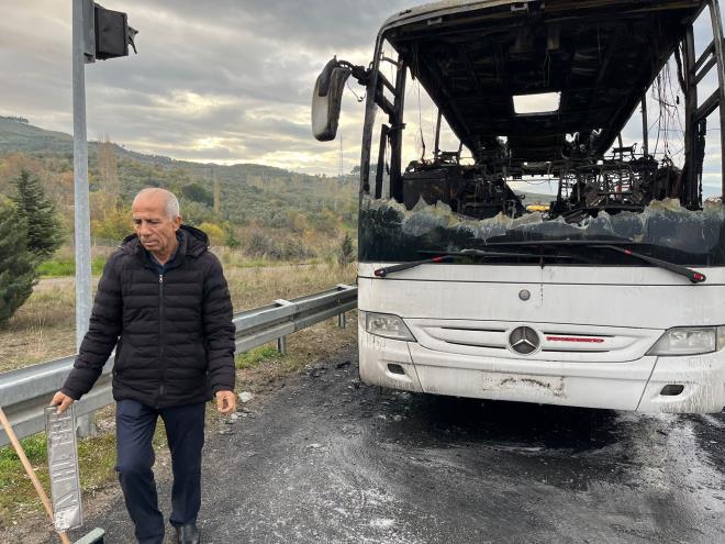 <p data-path-to-node="11"><b>39 renci ve retmenler Son Anda Tahliye Edildi</b></p><p data-path-to-node="12">Otobste bulunan 39 renci, 6 retmen ve 2 rehber, yangn bymeden hzla aratan indirilerek gvenli bir alana topland. hbar zerine olay yerine gelen itfaiye ekipleri, alevlere mdahale ederek yangn sndrd. Olayda can kayb veya yaralanma yaanmamas en byk teselli oldu.</p>