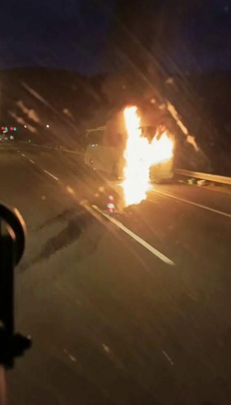 <p data-path-to-node="5"><b>Gezi Yolunda Korku Dolu Anlar: Motor Blmnden Alevler Ykseldi</b></p><p data-path-to-node="6">Olay, sabah saat 08.00 sralarnda Gebze-Orhangazi-zmir Otoyolu Orhangazi Tneli yaknlarnda meydana geldi. anakkale'nin Lapseki ilesinden stanbul'a gezi dzenleyen Plevne Ortaokulu rencilerini tayan tur otobs, seyir halindeyken tehlike atlatt. Otobsn motor blmnde aniden balayan yangn panie neden oldu.</p>