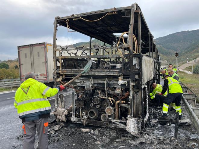 <p data-path-to-node="8"><b>RESM: Srcnn Dikkati Hayat Kurtard: Otobs Alev Topuna Dnd</b></p><p data-path-to-node="9">17 HT 555 plakal otobsn srcs Ahmet Kantarc (66), yangn fark eder etmez soukkanllkla arac emniyet eridine ekti. Srcnn bu hamlesiyle otobs, gvenli bir noktada durduruldu. Tahliye ileminin hemen ardndan alevler tm arac sard ve otobs adeta bir alev topuna dnd.</p>