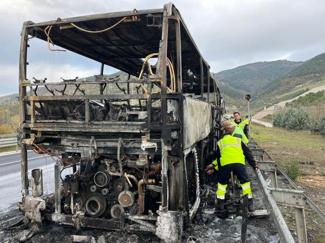 <p data-path-to-node="14"><b>renciler Baka Arala Yola Devam Etti, Soruturma Balatld</b></p><p data-path-to-node="15">Yangn sonras kullanlamaz hale gelen otobs, ekici yardmyla bulunduu yerden kaldrld ve otoyoldaki trafik ak normale dnd. Byk bir tehlike atlatan renci ve retmenler, olay yerine arlan baka bir otobs ile stanbul gezisine devam etti. Olayla ilgili soruturma balatld.</p>