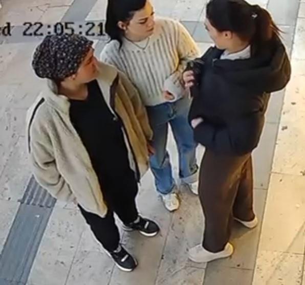 <h4><b>Hayati Tehlike Yok: Tedavi in Trabzon'a Sevk Edildi</b></h4><p></p><p data-path-to-node="25">2 ocuk annesi olduu renilen N.K., Gmhane Devlet Hastanesi'ndeki ilk mdahalesinin ardndan tedavisinin devam iin Trabzon'a sevk edildi. Salk yetkililerinden alnan bilgiye gre, N.K.'nn hayati tehlikesinin bulunmad renildi.</p>