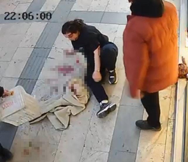 <h4><b>evredeki Esnaf Hzla Mdahale Etti</b></h4><p></p><p data-path-to-node="16">Olay gren evredeki vatandalar ve esnaf, yaanan bakl saldrya kaytsz kalmad. N.K.'ya yardm etmek ve saldrgan durdurmak iin hzla olay yerine doru kotular.</p>