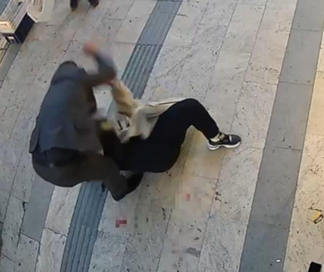 <h4><b>Hayat Kurtaran Savunma: Meyve Kasalar Uutu</b></h4><p></p><p data-path-to-node="19">Saldrgan etkisiz hale getirmek isteyen cesur vatandalar, ellerine geirdikleri meyve kasalarn O.K.'ye frlatt. Bu mdahale, saldrgann dengesini kaybetmesine ve olay yerinden uzaklatrlmasna yardmc oldu.</p>