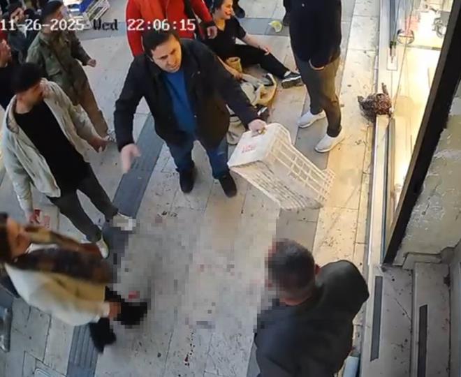 <h4><b>Saldrgan O.K. Arkadan Yaklat</b></h4><p></p><p data-path-to-node="10">Gvenlik kamerasna yansyan grntlere gre, O.K. isimli ahs, henz bilinmeyen bir nedenle ei N.K.'nn yanna arkadan yaklamaya balad. ahsn aniden saldrya getii anlar, evredeki esnaf dehete drd.</p>