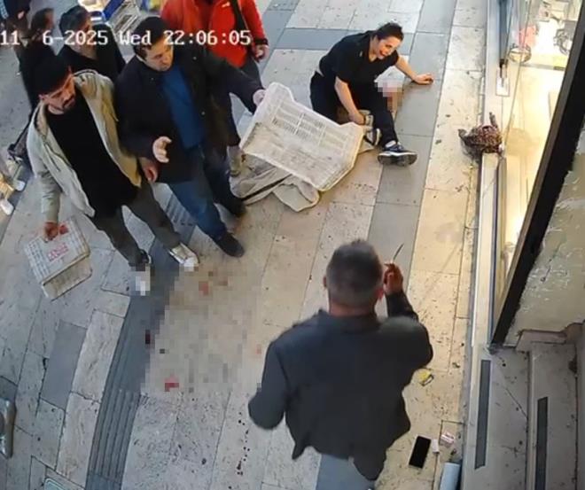 <h4><b>Bakla Aniden Saldrd ve Yaralad</b></h4><p></p><p data-path-to-node="13">Arkadan yaklaan O.K., ei N.K.'ye aniden saldrarak onu bakla yaralad. Gvenlik kameras kaytlarnda, saldrgann kadn defalarca baklad vahet dolu anlar yer ald.</p>