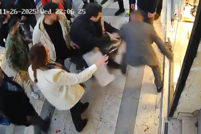 <h4><b>Dehet Caddede Yaand: Arkadalaryla Sohbet Ediyordu</b></h4><p></p><p data-path-to-node="7">Olay, Gmhane'nin Karaer Mahallesi Atatrk Caddesi zerinde bir i yerinin nnde meydana geldi. 29 yandaki N.K., arkadalaryla konutuu srada, boanma aamasnda olduu iddia edilen ei O.K.'nin yaklaan saldrsndan habersizdi.</p>