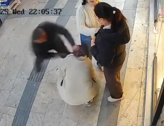 <h4><b>Gzaltna Alnd, Ekipler Olay Yerinde</b></h4><p></p><p data-path-to-node="22">Vatandalarn mdahalesinin ardndan olay yerine polis ve salk ekipleri sevk edildi. O.K. polis ekipleri tarafndan gzaltna alnarak emniyete gtrld. Yaral N.K.'ya ise ilk mdahalesi yapld.</p>